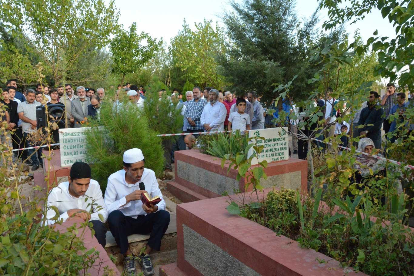 یادبود شهدای 6 و 8 اکتبر برسر مقبره هایشان
